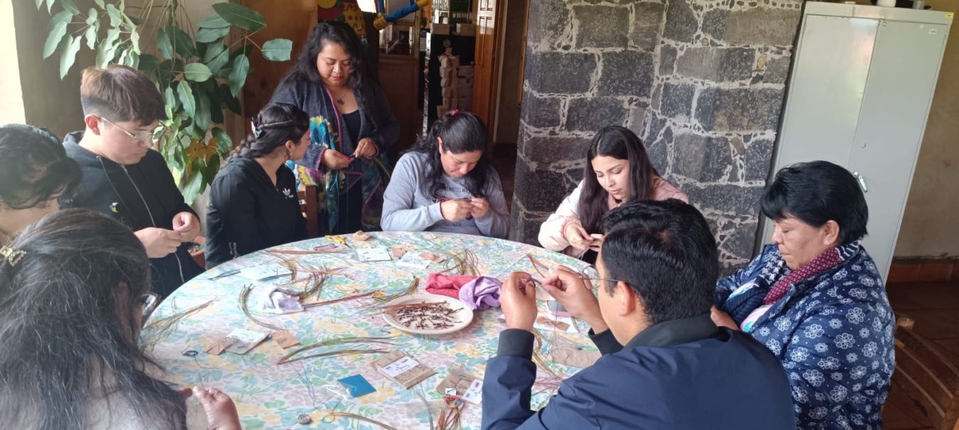 Para mantener viva ésta y otras muestras culturales que poco a poco ha ganado presencia en la entidad mexiquense.Dicha materia prima natural, que se da en los bosques de la entidad dando como resultado la creación de artesanías con aroma único y que son amigables con el medio ambiente.